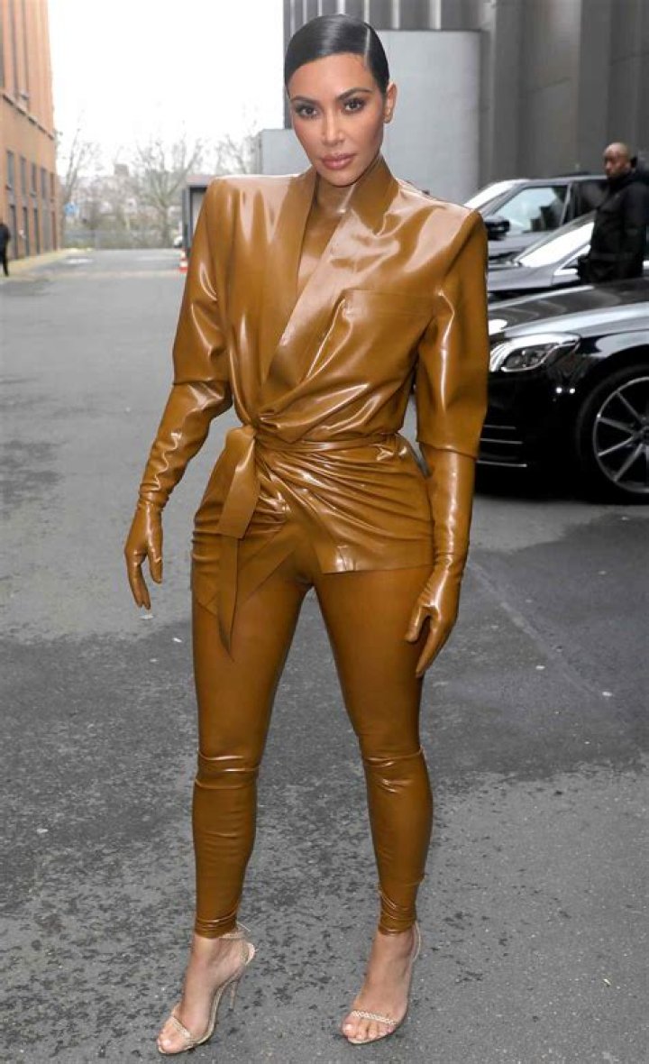 Dress Like Kim Kardashian: Jeans Outfits That Steal The Show