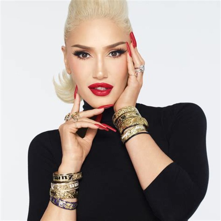 Gwen Stefani's Iconic Blue Hair: A Bold Trendsetter