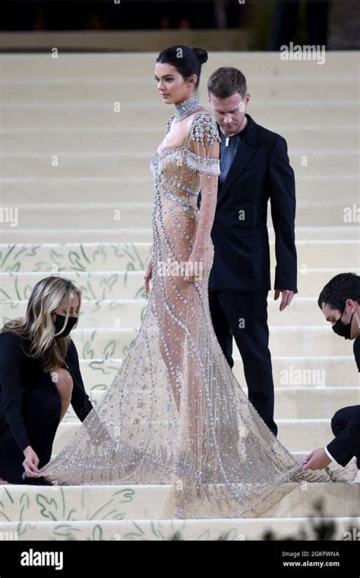 Lana Del Rey Makes A Grand Entrance At The 2021 Met Gala