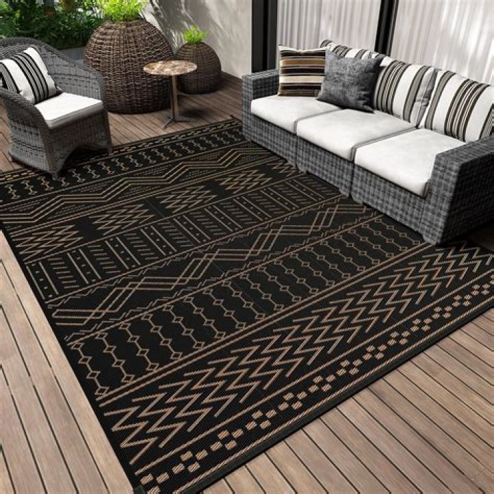 Stylish Outdoor Rugs: Black And White Designs For Every Taste